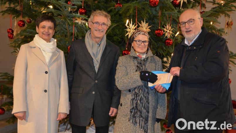 Mit einer Spende überraschten Michaela und Johannes Burger (Mitte) Stadtpfarrer Anton Witt und Mesnerin Helga Weiß. Sie übergaben den Erlös ihrer Benefizveranstaltung in Höhe von 482 Euro für Waisenkinder in Ruanda. Bild: jr
