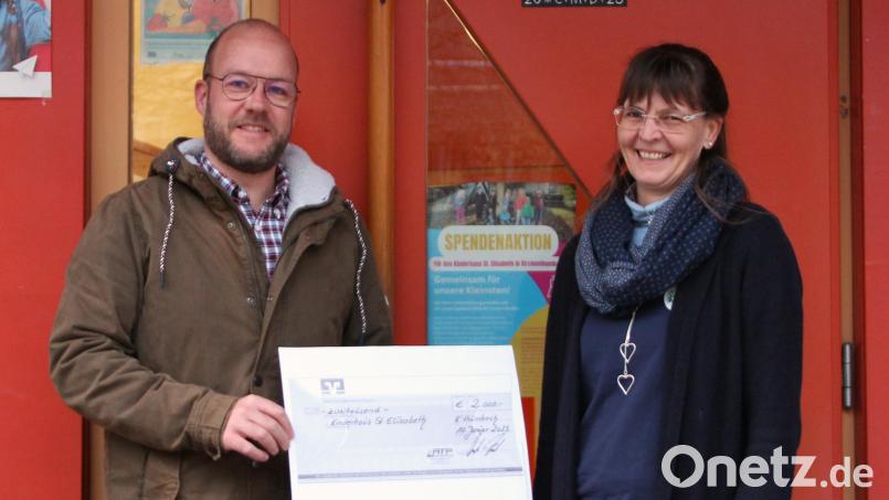 Geschäftsführer der Firma ATP-Autoteile, Frank Landgraf (links), übergibt an Kinderhausleiterin Daniela Dimler (rechts) einen Scheck in Höhe von 2000 Euro. Bild: lep