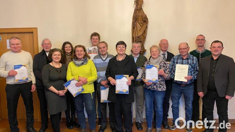Unser Bild zeigt (von links) Pfarrgemeinderatssprecher Markus Fichtner, Pater Klaus Kniffki, Pastoralreferentin Maria Wagner, Lena Zintl, Johannes Frank, Claudia Wolf, Lothar Fichtner, Cornelia Wagner, Josef Wallerer, Antonia Lindner, Hans Reger, Willibald Schreiber, Kirchenpfleger Markus Gmeiner und Stadtpfarrer Konrad Amschl. Bild: Maria Wagner/exb
