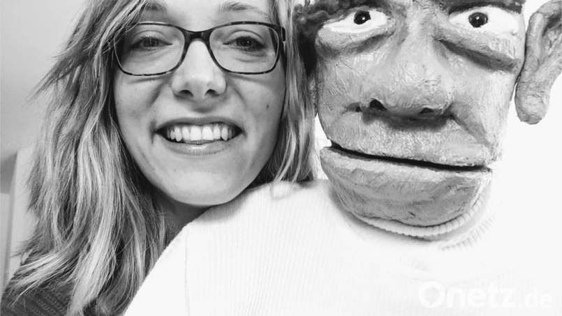 Katharina Stangl mit ihrer Klappmaulpuppe Harald. Bild: Katharina Stangl/exb