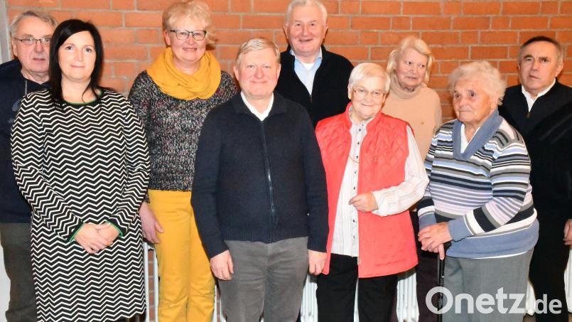 Die Pfarrei Aschach-Raigering zeichnet langjährige Sammler für die Caritas aus (von links): Gerhard Meier, Tanja Saller (stellvertretend für die verstorbene Lore Gerber), Marille Weigl, Willi Birner, Michael Scharl, Marianne Bauer, Anneliese Bauer, Anna Mulzer und Pfarrer Eduard Kroher. Bild: sche