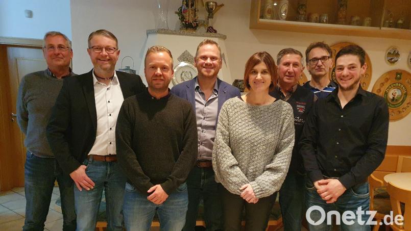 Gewählte und Gäste: (von links) Kassier Klaus Püschl, Kreisvorsitzender Hans-Martin Grötsch, Landtagskandidat Bernhard Heinisch, Vorsitzender Mathias Demel, seine Stellvertreterin Christina Püschl, Beisitzer Johann Plößl, Schriftführer Reiner Wiedenbauer und Beisitzer Matthias Willax. Bild: Mathias Demel