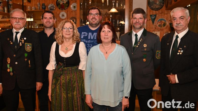 Die Vereinsmeister der Schützengesellschaft I und Tell Amberg. Von links: Roland Nimmerrichter, Michael Schertl, Martina Nimmerrichter, Oliver Gräml, Bettina Rackl, Peter Hecht und Martin Sollfrank. Bild: gf