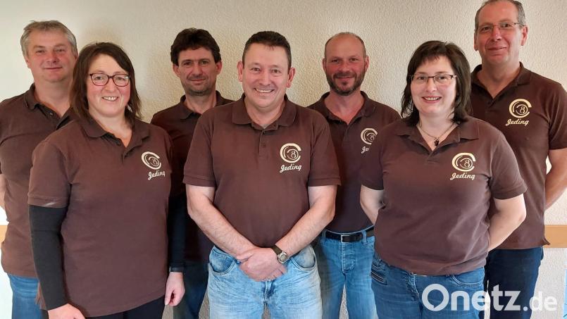 Der Vorstand der Billardfreunde setzt sich zusammen aus (von links) Michael Piehler, Brigitte Schleicher, Helmut Schleicher, Ludwig Stretz, Josef Scheibl, Maria Gleißner und Josef Greger. Bild: Josef Scheibl/exb