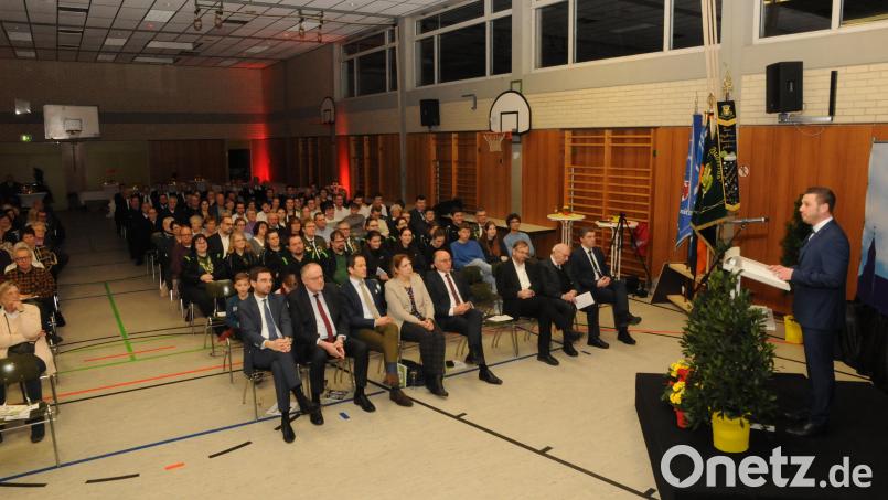Bürgermeister Ernst Lenk (rechts) dankt in seiner Festsprache beim Ehrenamtsempfang zum Auftakt des 800-jährigen Jubiläums der Gemeinde Schirmitz den vielen Bürgerinnen und Bürgern, die sich ehrenamtlich engagieren. Bild: bey