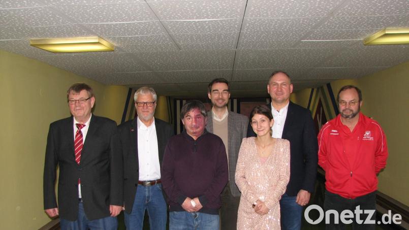 Landtagsabgeordneter Stephan Oetzinger (Vierter von rechts) und Bürgermeister Richard Kammerer (Zweiter. von rechts) gratulieren Hans Kneißl (links) und seinem Vorstand zur Wahl. Bild: knh