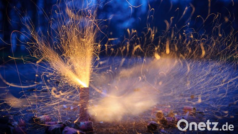 Gleich knallt's: Ein Böller explodiert. Symbolbild: Tobias Kleinschmidt/dpa