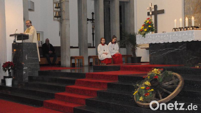 Pfarrer Thomas Stohldreier hatte auf den Stufen zum Altar das "Rad der Zeit" als symbolisches Zeichen für die Entwicklung der Gemeinde Schirmitz hingelegt. Bild: bey