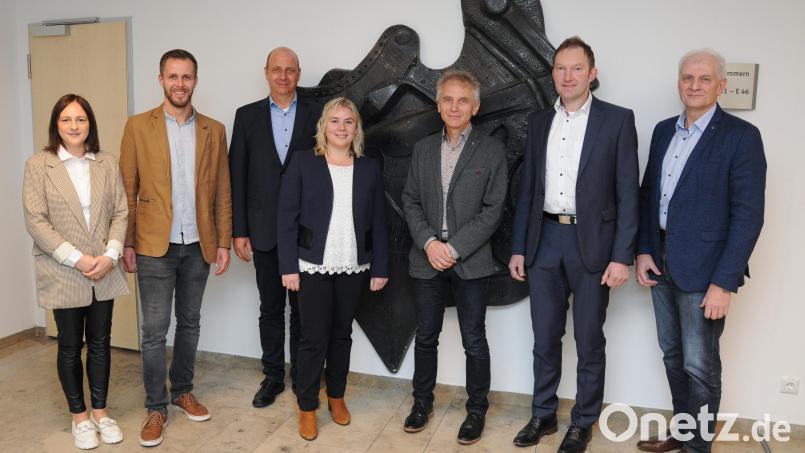 Berufsberaterin Christina Hackl, Berufsberater Florian Hermann, stellvertretender Teamleiter Ladislaus Grote, Berufsberaterin Antonia Boxler, Agenturleiter Siegfried Bäumler, Geschäftsführer Operativ Bernhard Lang und Bereichsleiter Wolfgang Zwicknagl (von links) stellten das neue Beratungsangebot vor. Bild: Andre Stephan-Park/exb