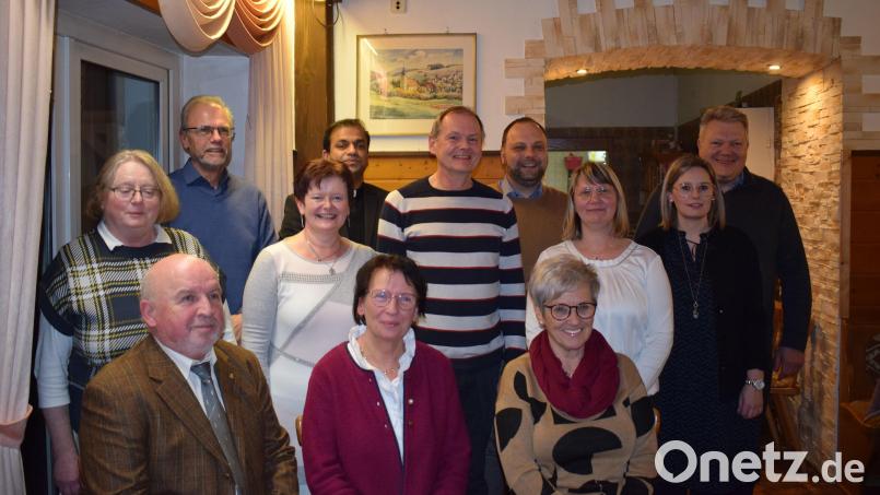 Ehrungen standen in der Jahresabschlussfeier des Ebnather Kirchenchors auf dem Programm. Auf dem Bild (sitzend, von links) Chorleiter Hubert Knott, Marion Hoffmann und Angelika Rubenbauer sowie (stehend, von links) Annemarie Wartinger, Walter Fischbach, Karin Kuhbandner, Präses Pfarrer Anish, Alfons Eichhorn, Chorleiter Alexander Hecht, Heike Lang, Nadine Prechtl und Manfred Vetter. Bild: soj