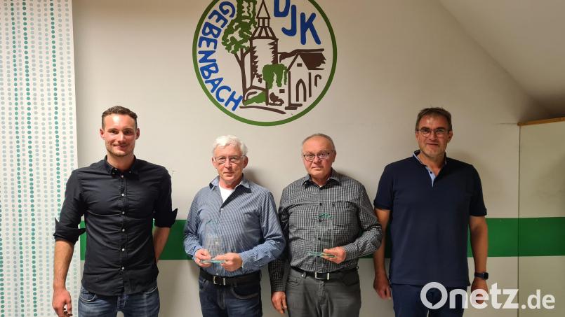 Diözesanvertreter Simon Staschewski (von links) verleiht den „Stillen Star“ an Franz List und Richard Kellner von der DJK Gebenbach. Initiiert hat diese Ehrung DJK-Vorsitzender Thomas Milde. Bild: Anna Seifert/DJK Gebenbach/exb