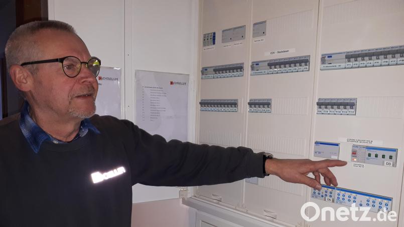 Seit einem halben Jahrhundert im Elektrohandwerk tätig ist Hans Schnur, hier vor einem Schrank mit Sicherungsautomaten in den Verwaltungsräumen seines langjährigen Arbeitgebers, der Firma Schmeller in Waldsassen. Bild: pz