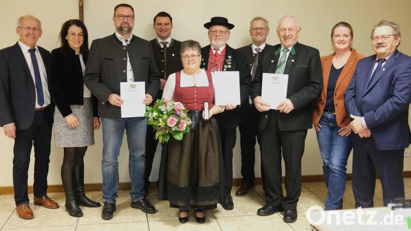 Markus Lang, Erna Spandl und Helmut Seebauer (von links mit Urkunde) wurden für ihr ehrenamtliches Engagement geehrt. Dazu gratulierten der Landrat und die kommunalen Vertreter. Bild: Hirsch