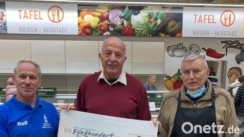 Kassier Ralf Kirchgeßner (links) und Martin Lenz (rechts) übergeben die Spende an Josef Gebhardt. Bild: Massimiliano Tognari/exb