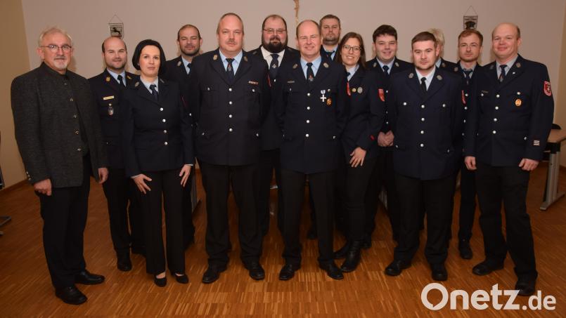 Als Kommandant bestätigte die Püchersreuther Feuerwehr Thomas Kellner (Fünfter von links). Der von Kellner als neuen Vorsitzenden ins Spiel gebrachte Michael Würth (Siebter von links) führt nun den Feuerwehrverein. Bild: fz