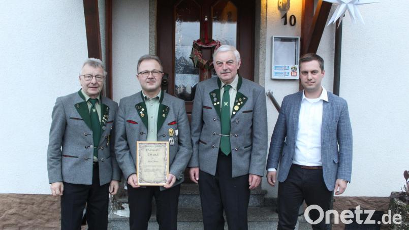 Bernd Bauer (Zweiter von links) erhielt eine Ehrung des Schützenvereins Freischütz Grünlas. Dazu gratulierten stellvertretender Vorsitzender Josef Bauer (links), Vorsitzender Reinhold Schraml (Zweiter von rechts) und Bürgermeister Wolfgang Söllner (rechts). Bild: soj