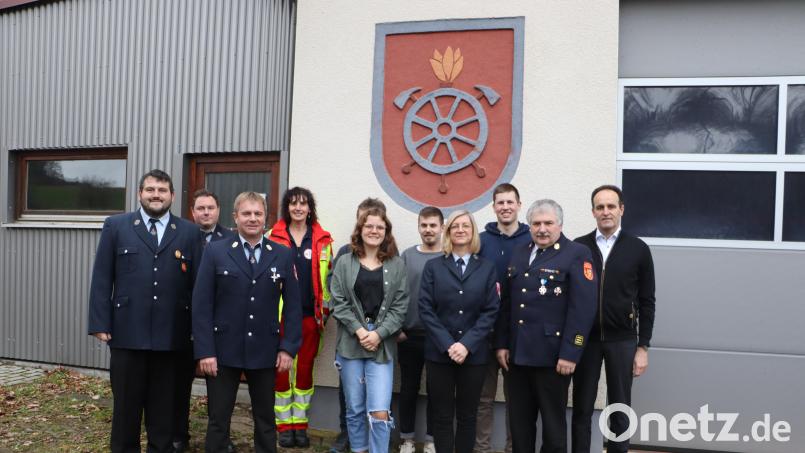 Die Führungskräfte der Feuerwehr Weißenberg mit den Teilnehmenden der Truppmann-Ausbildung und eines Motorsägekurses. Bild: gru