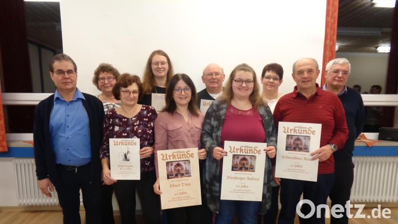 Kirchenpfleger Michael Brandl (links), Pfarrgemeinderatssprecherin Karin Held (Dritte von rechts) und Pfarrer Eugen Wismeth (rechts) dankte (von links) Monika Schafbauer, Brigitte Pößl, Stefanie Lacher, Tina Ebner, Alois Schmitzer, Andrea Dirnberger und und Alois Schwendner für ihren Einsatz. Bild: amö