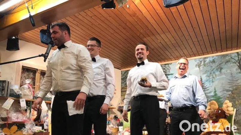Nicht nur Zweiter Kommandant Markus Weber (rechts) hatte gut lachen bei der Christbaumversteigerung durch den Beckn, den Dodo und den Seiffi (von links). Bild: mma