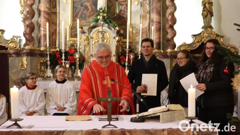 Pfarrer Eugen Wismeth überreicht die Schreiben an die ehemaligen Ministranten Christoph Baumer, Karin Laubmeier und Veronika Götz (von links) Bild: amö