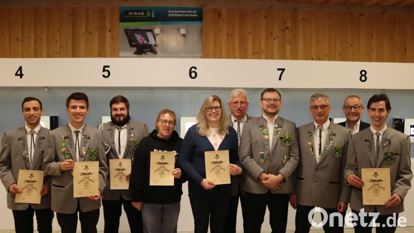 Ihre Vereinsmeister ermittelt die Schützengesellschaft Vilstal Rieden. Mit dabei Ehrenmitglied Klaus Jaintzyk (Sechster von links), Vorsitzender Thomas Graf (rechts daneben) und Bürgermeister Erwin Geitner (Zweiter von rechts). Bild: mrr