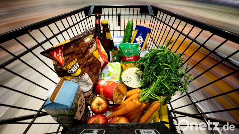 In Eschenbach rollte ein Einkaufswagen über den Parkplatz eines Supermarktes und beschädigte dabei ein Auto. Symbolbild: Fabian Sommer/dpa