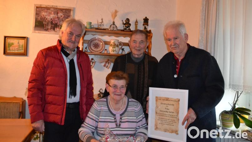 Konrad Lingl (rechts) und Hans Steger (links) vom VdK-Ortsverband danken Veronika Seiler mit einer Ehrenurkunde für 50 Jahre Treue. Darüber freut sich auch ihr Mann Hans. Bild: gi