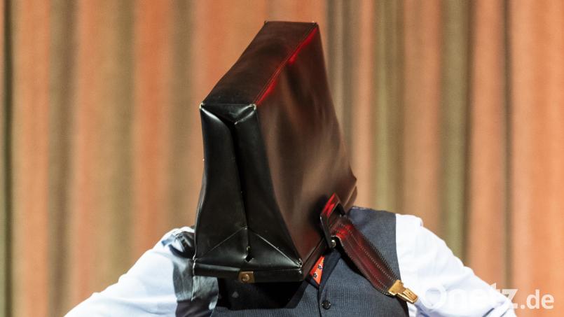 Die schwarze Tasche, Requisit von früheren Auftritten Springers als &quot;Fonsi&quot;, stülpte sich der Kabarettist über den Kopf – als Schutz vor den Strahlen nach einem Atomschlag. Bild: joz