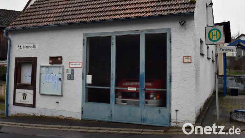1972 wurde das neue Feuerwehrhaus an der Stelle des ehemaligen Hirtenhauses in Kürmreuth errichtet. Zum 125-jährigen Jubiläum der Wehr wird es nun renoviert, so dass es zu den Feierlichkeiten im neuen Glanz erstrahlt Bild: wku