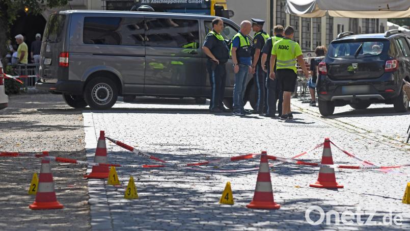 Im August 2022 attackierte eine geistig verwirrte Frau drei Menschen am Unteren Markt in Weiden mit einem Degen. Archivbild: Gabi Schönberger