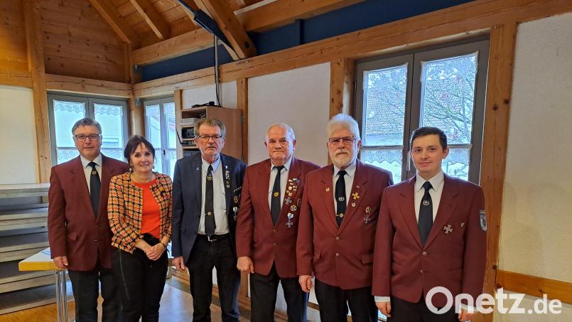 Bei der Versammlung der KSK Weihern-Stein würdigten (von links) zweiter Vorsitzender Rudi Schmid, Zweite Bürgermeisterin Johanna Mertins und Vorsitzender Peter Schottenhaml die Verdienste von Martin Mayer, Franz Haider und Philipp Meindl. Bild: Schlosser/exb