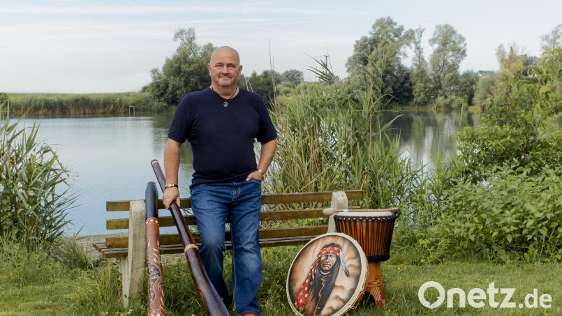 Jakob Wagensonner steht inmitten seiner Instrumente.
 Von links: ein original australisches Didgeridoo, Wood-Slide-Didgeridoo, Rahmentrommel und Djembe (eine afrikanische Trommel). Bild: Katharina Trinkl/exb