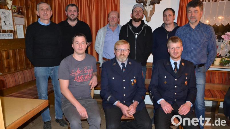 Die Feuerwehr Rückersrieth wird die nächsten sechs Jahre von einem neuen Vorstand mit Vorsitzendem Johann Scheuerer (vorne Mitte) und zweiter Vorsitzenden Michael Scheuerer (vorne rechts) geführt. Die Verantwortlichen danken Anton Seibert (links) für 24 Jahre als Kassie. Dem schließt sich zweiter Bürgermeister Bernhard Rom (rechts) an. Bild: gi