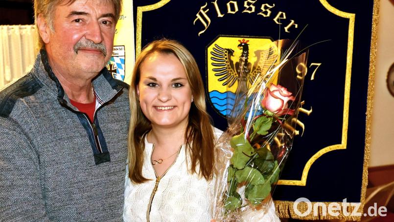 Kommandant Franz Schmidt hat seine helle Freude über die aktive Truppe der Landwehr. Den Damen, darunter auch Lea Simmerl, dankte er mit Rosen für ihr Engagement. Bild: le