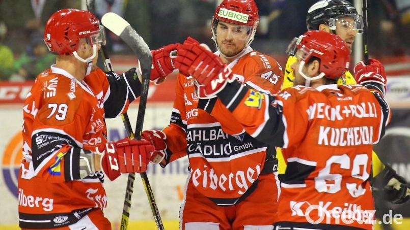 Mit Tomáš Knotek (Mitte) verstärkt ein tschechischer Stürmer den Eishockey-Oberligisten Blue Devils Weiden. Bild: exb