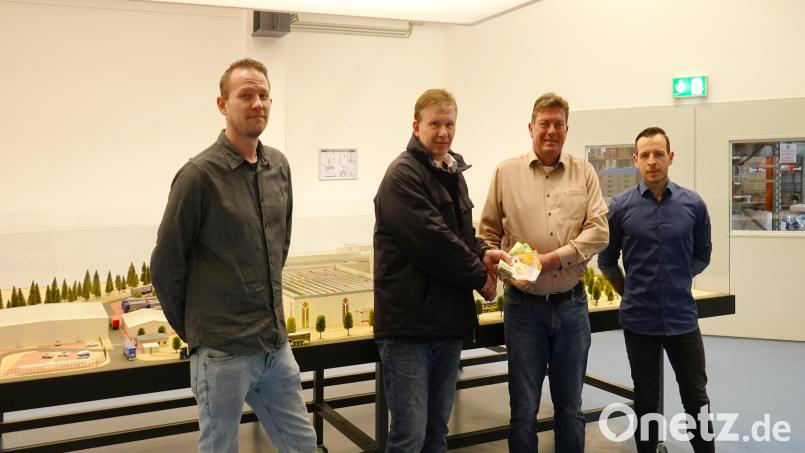 Ein dickes Bündel Geld wechselt für einen guten Zweck den Besitzer. Von rechts Michael Trepesch (Versandleiter), Andreas Schoene (Leiter Logistik), Marco Kind (Zweiter Vorsitzender Selbsthilfegruppe Krebskranker Kinder) und Jörg Jäger (Betriebsratsvorsitzender). Bild: gac