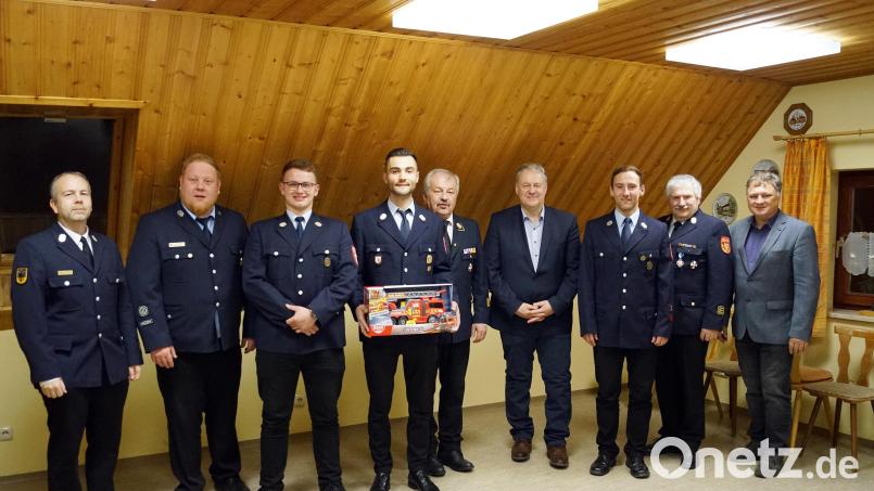 Geehrte bei der Feuerwehr Ranna: (von links) Kreisbrandmeister Michael Schmidt, Kommandant Fabian Schwemmer, Maximilian Winter, der neue stellvertretende Kommandant Jan Albersdörfer, Kreisbrandrat Fredi Weiß, Landrat Richard Reisinger, Vorsitzender Sebastian Schwemmer, Kreisbrandinspektor Hans Sperber und der Feuerwehrbeauftragte der Stadt Auerbach, Josef Lehner. Bild: jma