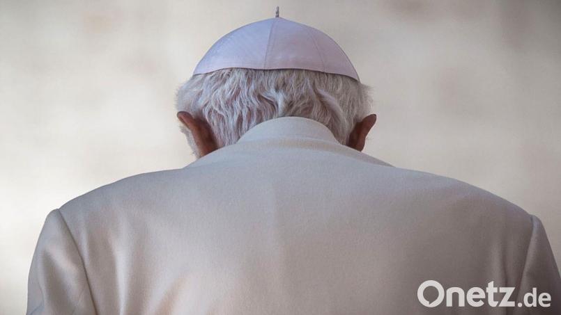 Papst Benedikt XVI. geht nach seiner letzen Generalaudienz auf den Petersplatz vom Podium. Archivbild: Michael Kappeler/dpa
