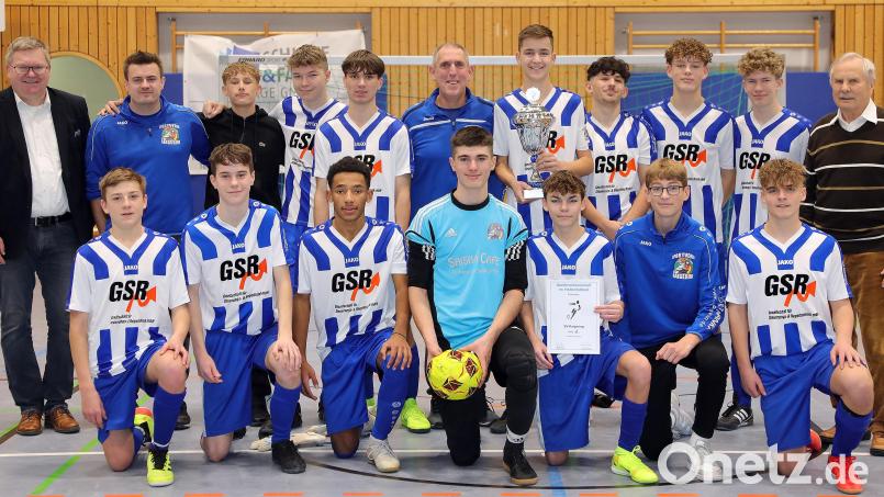 Die erfolgreichen B-Junioren des SV Raigering mit Oberbürgermeister Michael Cerny (links) und dem Vorsitzenden des Stadtverbandes für Sport, Norbert Fischer (rechts). Bild: Wolfgang Steinbacher