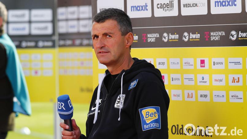 Michael Köllner nach der Niederlage Ende Oktober in Bayreuth. Seitdem ging es bei den "Löwen" bergab. Bild: Peter Kolb/dpa