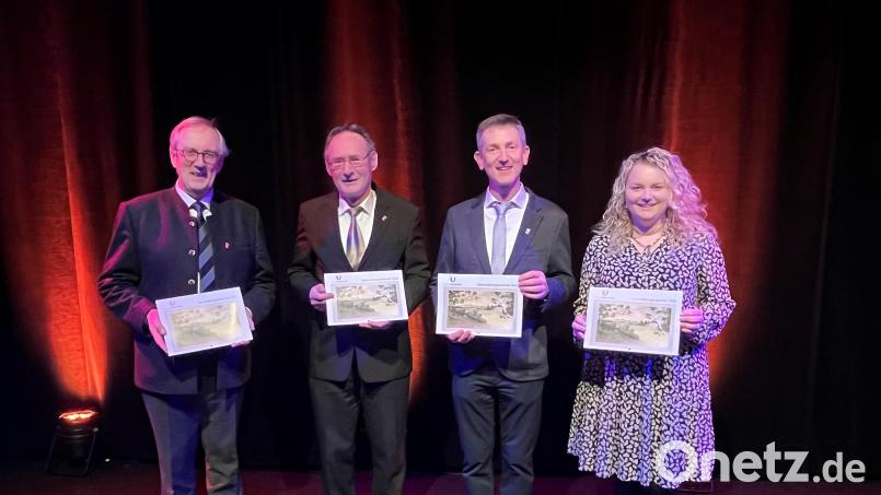 Beim Neujahrsempfang 2023 stellten sich die Verantwortlichen des neuen Veranstaltungskalenders der Gemeinde Ursensollen zum Foto (von links): Altbürgermeister und Fotograf Franz Mädler, Heimatpfleger Josef Schmaußer, Bürgermeister Albert Geitner und Nina Forster. Bild: Sonja Scharl/exb