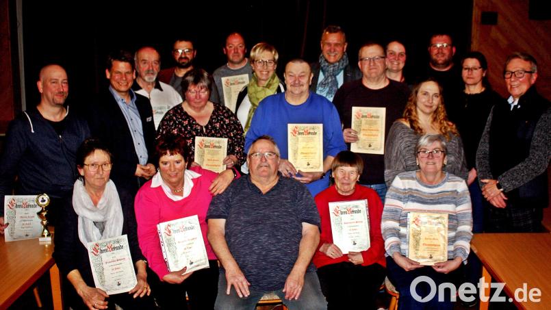 Urkunden gab es für langjährige aktive Mitarbeit im Schnupferclub Latsch. Dazu ehrte der Vorsitzende Markus Pschierer (stehend Vierter von links) langjährige Mitglieder für ihre Treue. Bild: R. Kreuzer