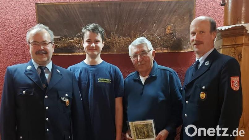 Vorsitzender Martin Spörer mit dem neuen Mitglied Timo Schieder und dem Ehrenmitglied Johann Neuber . Auch Kommandant: Robert Gruber gratuliert (von links). Bild: exb/Feuerwehr