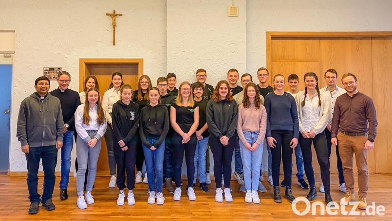 Freudestrahlende Gesichter bei der Pleysteiner Geistlichkeit (links), bei Stadtrat Christoph Müllhofer (rechts) und dem Vorstand der KLJB Burkhardsrieth über 25 Neuaufnahmen. Bild: bey