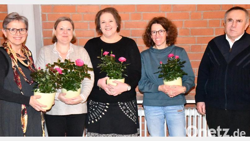 Vier langjährige Beschäftigte der Kindertagesstätte St. Josef werden geehrt (von links): Reinhilde Denninger, Sandra Schmegner, Patricia Stief, Tanja Riß und Pfarrer Eduard Kroher. Bild: sche