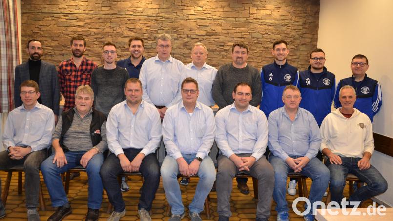 Vorsitzender Martin Köppl (vorne, Mitte) führt mit den Stellvertretern Erhard Bock (vorne, Dritter von rechts) und Martin Bock (vorne, Dritter von links) die SpVgg Moosbach mit dem übrigen Vorstand die nächsten vier Jahre. Bild: gi