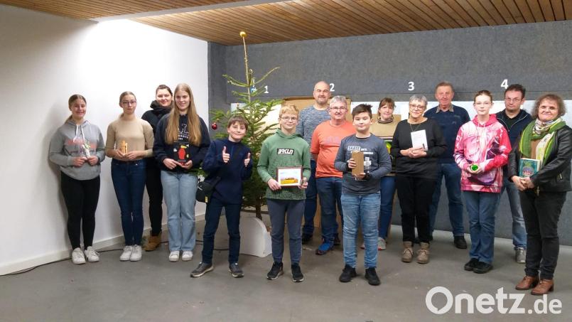 Die meisten Punkte holte sich beim Nussschießen Martin Schwarz (Achter von rechts). Den Teilnehmern und Gewinnern gratulierten Sportleiterin Theresa Guttenberger (Dritte von links) und Schützenmeisterin Jutta Fuchs (rechts). Bild: gi