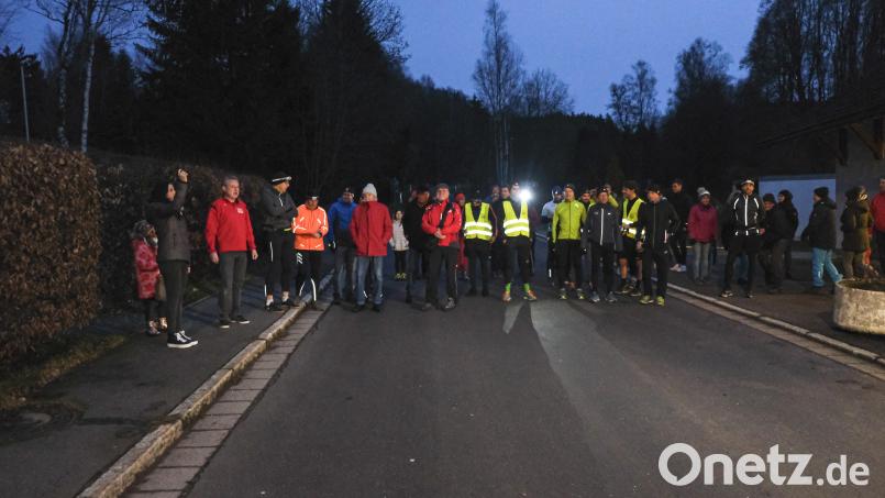 Bürgermeisterin Margit Bayer (links, schwarz gekleidet) gab den Startschuss zum Zoigllauf. Bild: Wolfgang Erhart/exb