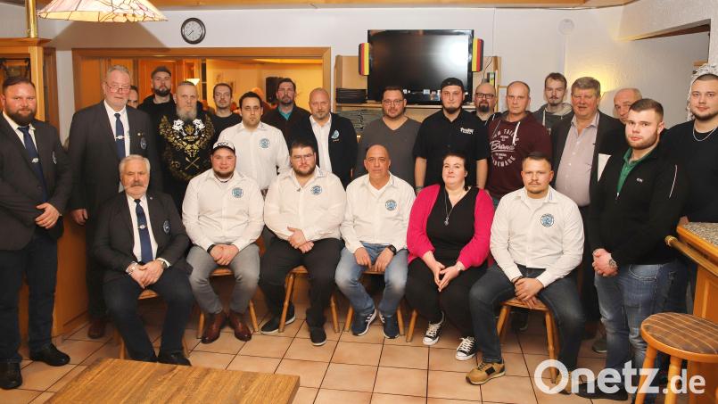 Ehrungen und Zuwachs beim Etzenrichter Fischereiverein, Zweiter Vorsitzender Thomas Bolz und Vorsitzender Fritz Kick (stehend, von links) durften mit ihrem Vorstandsteam rund 20 Neuaufnahmen im Zuge der Jahreshauptversammlung willkommen heißen und Mitglieder ehren. Bild: war