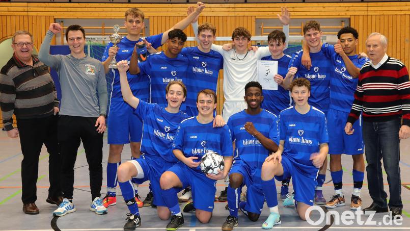 Die siegreiche Mannschaft des SV Raigering mit dem Sport-Stadtverbandsvorsitzendem Norbert Fischer (rechts) und Bürgermeister Martin Preuß (links). Bild: Wolfgang Steinbacher